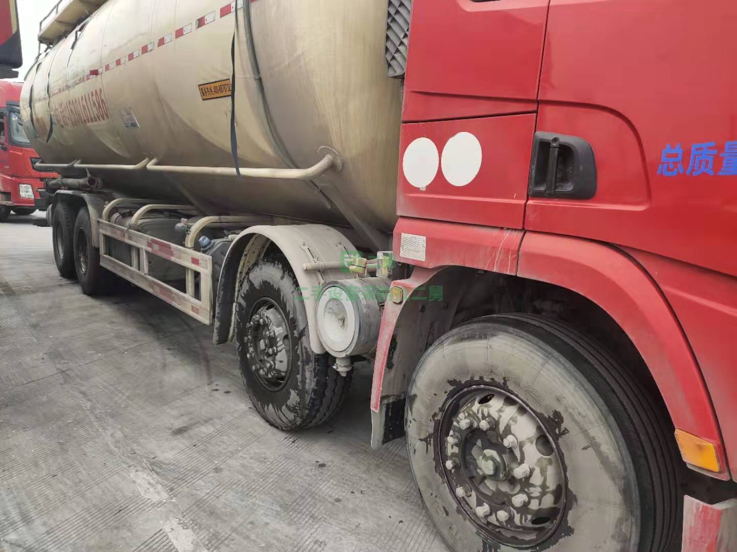 出售2018年德龍前四后八散裝水泥罐車，國五排放