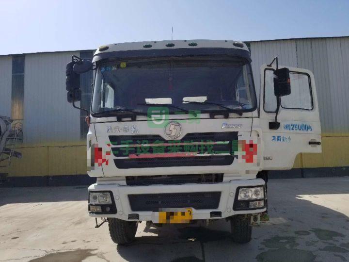 德龍攪拌車13年宇通上裝15方
