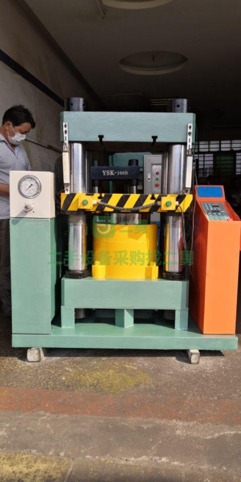 200T四柱油壓機(jī)，工作臺(tái)左右柱內(nèi)480、前后540、開口3