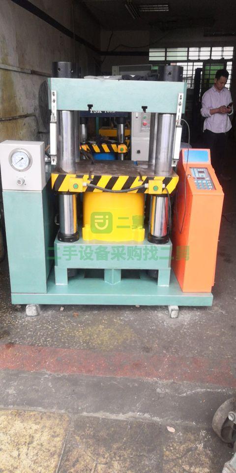 200T四柱油壓機(jī)，工作臺(tái)左右柱內(nèi)480、前后540、開口3