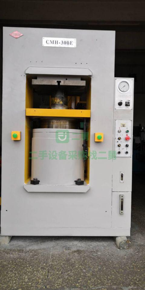 出售二手的300噸大同框架油壓機，工作臺面580*