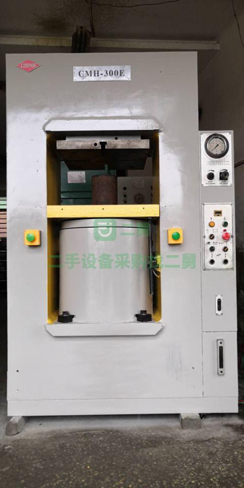 出售二手的300噸大同框架油壓機，工作臺面580*