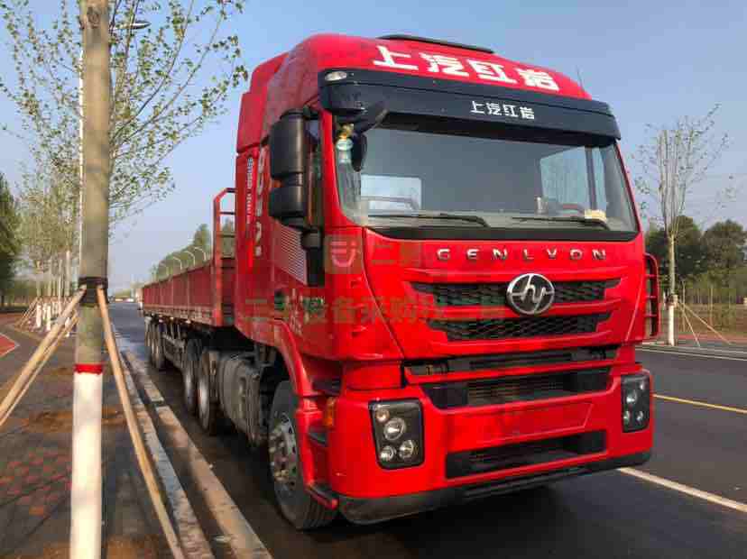出售18年3月份上牌的上汽紅巖杰獅牽引車，國五排放標準，科索發動機430馬力，雙驅輕體，車況精品，掛車13米長2.55米寬