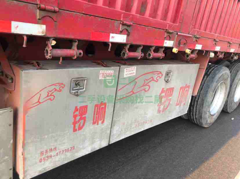 出售18年3月份上牌的上汽紅巖杰獅牽引車，國五排放標準，科索發動機430馬力，雙驅輕體，車況精品，掛車13米長2.55米寬
