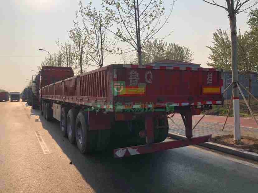 出售18年3月份上牌的上汽紅巖杰獅牽引車，國五排放標準，科索發動機430馬力，雙驅輕體，車況精品，掛車13米長2.55米寬