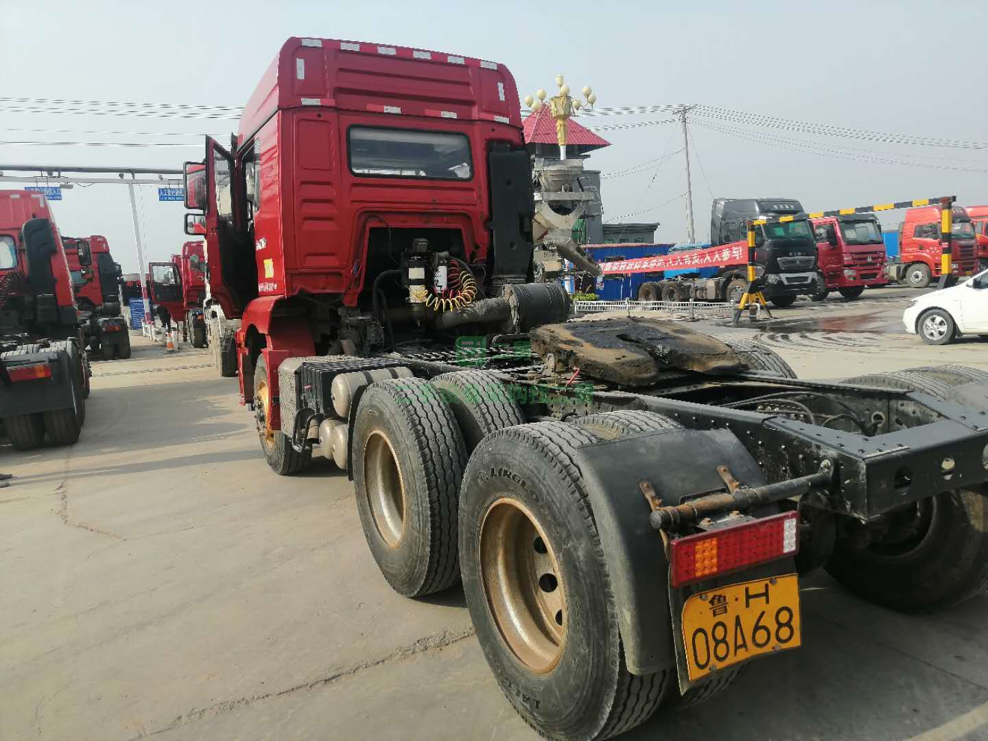 出售18年5月份，德龍新M3000牽引車，國五排放，雙驅輕體，濰柴動力