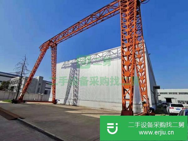 出售二手32噸龍門吊腿高12米大驅動水泥房子專用起重機,抗風能力強