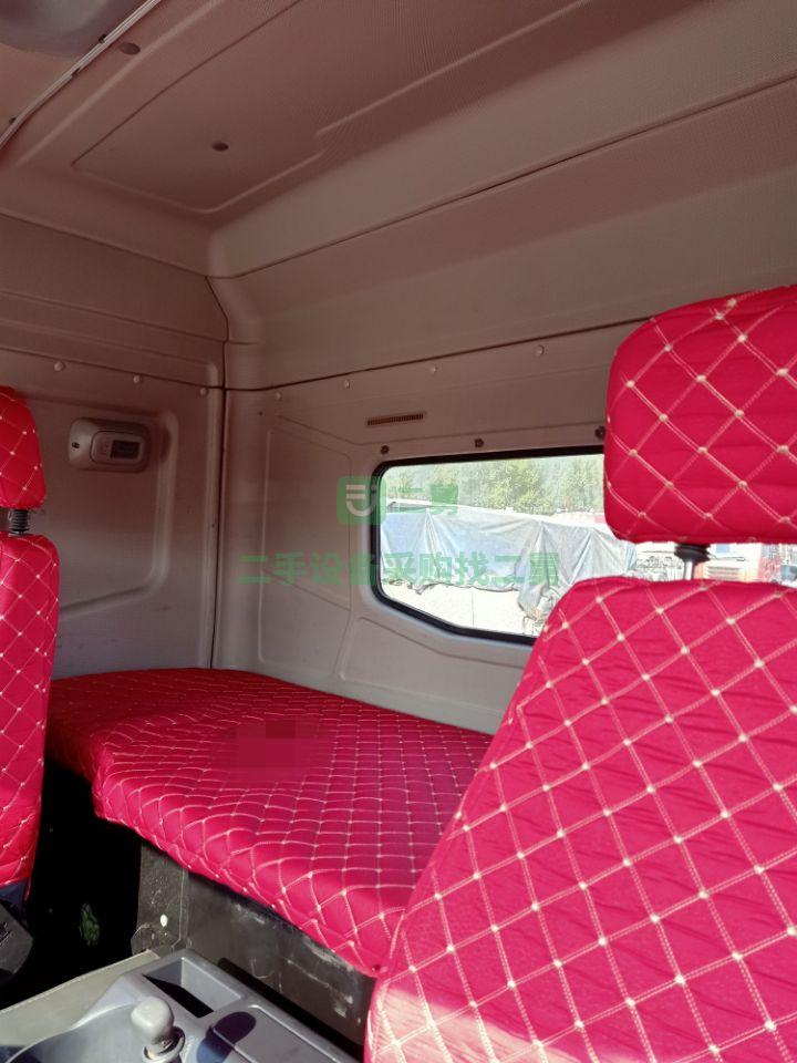 出售上汽紅巖杰卡 單驅(qū)單導(dǎo)向290馬力國(guó)五牽引車