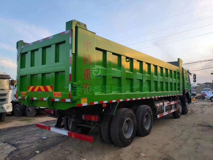 出售自卸車19年庫存LNG豪沃前四后八8.2米大箱 新車已上戶