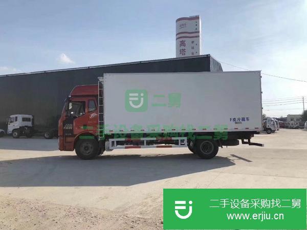 出售二手的解放J6L   6米8肉勾冷藏車