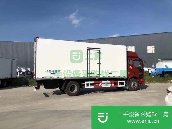 出售二手的解放J6L   6米8肉勾冷藏車