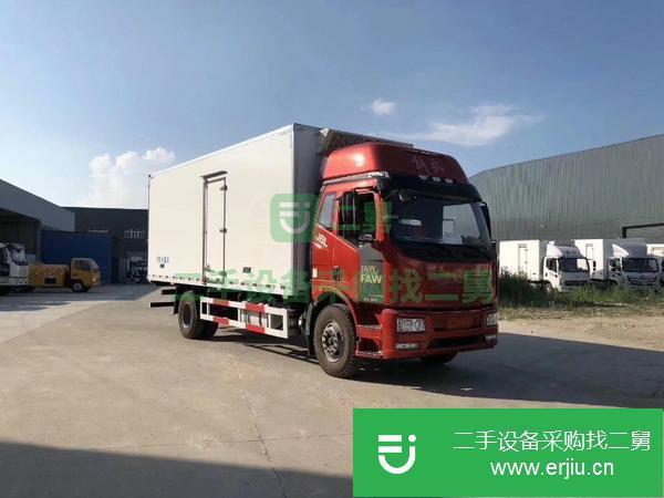 出售二手的解放J6L   6米8肉勾冷藏車