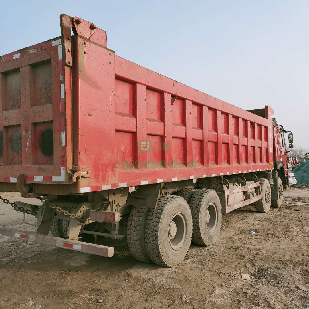 出售國五，重汽豪沃前四后八自卸車，8.2米大箱