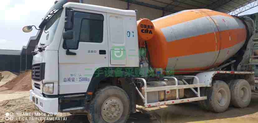 出售一批15年豪沃中聯(lián)大12方攪拌車，車框原版，正干活的車，需要的聯(lián)系