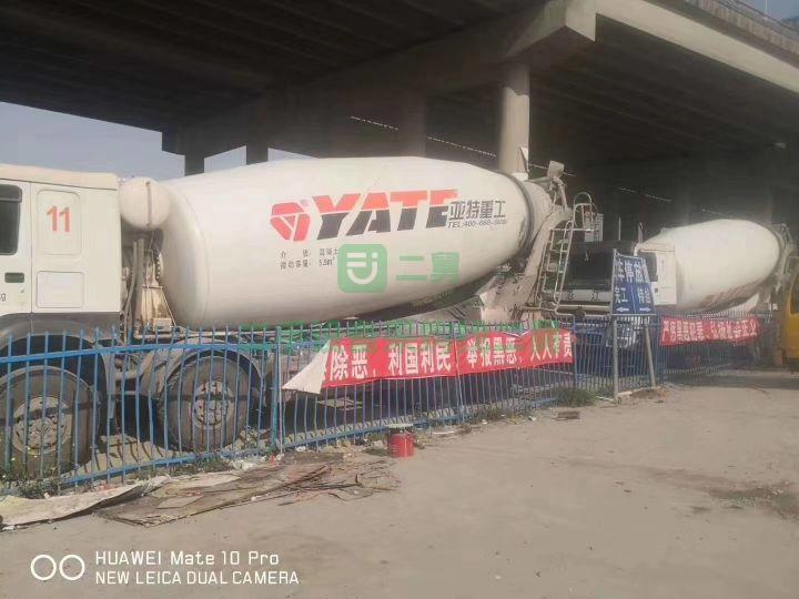 出售17年12月豪沃底盤亞特上裝，22方攪拌車