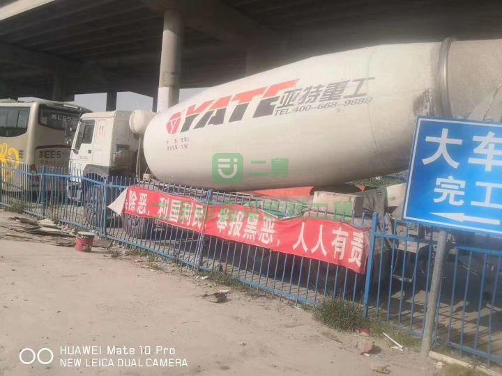 出售17年12月豪沃底盤亞特上裝，22方攪拌車