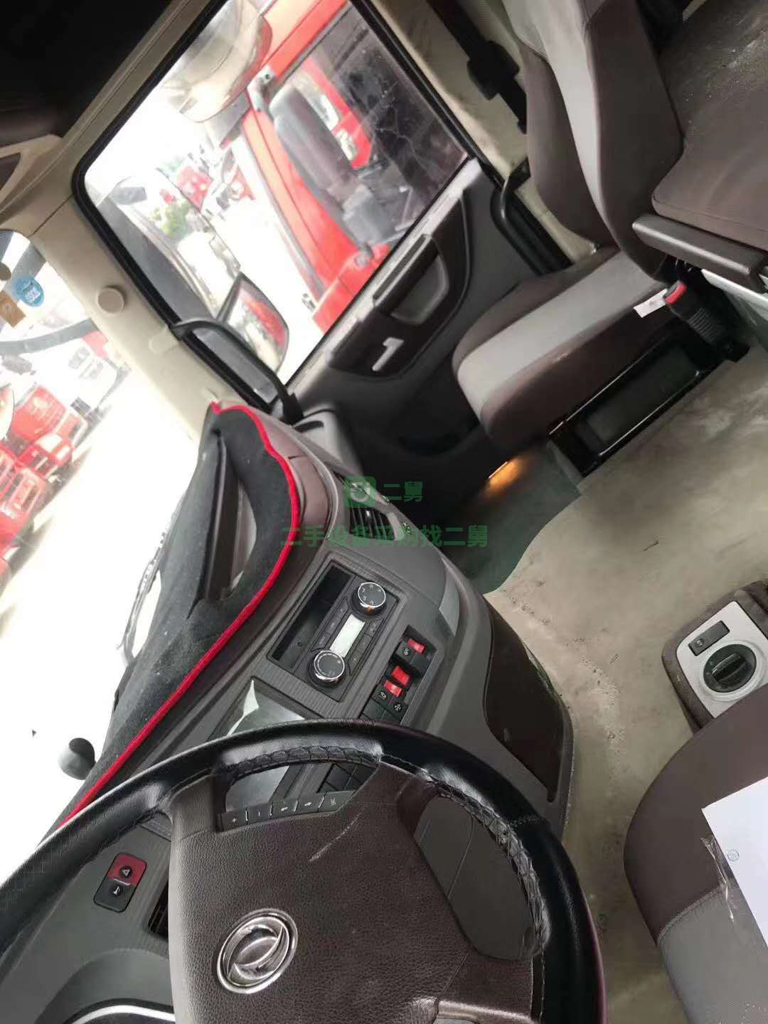 出售19年12月跑車東風天龍旗艦牽引車