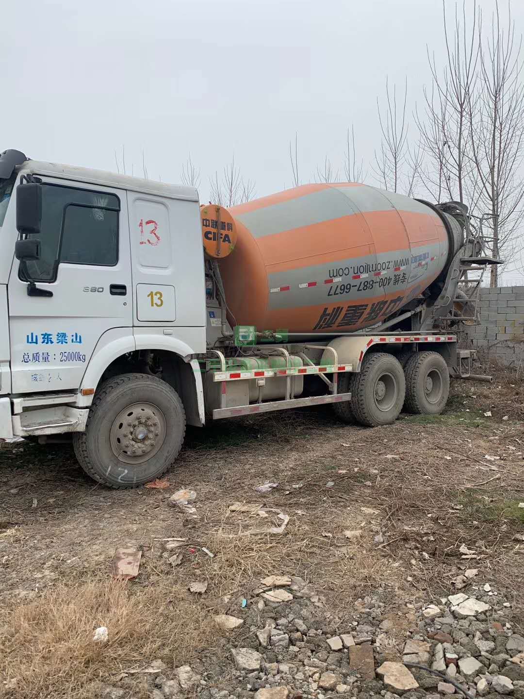 出售13年的豪沃底盤攪拌車，中聯上裝 國三  大12拉14