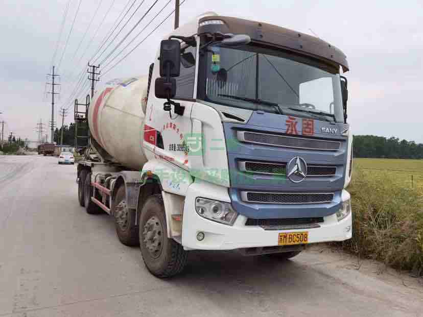 出售3臺攪拌車17年5月日野發動機，車況精品，沒洗沒刷，攪拌站正在干活的車子，價格不高，需要的聯系