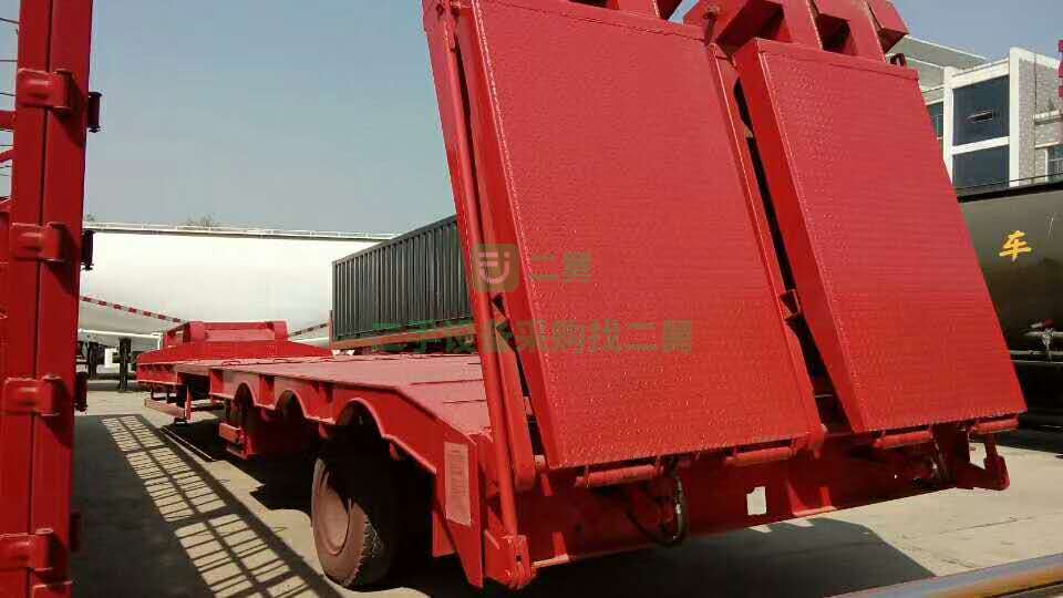 出售一臺雙節液壓爬梯半掛車