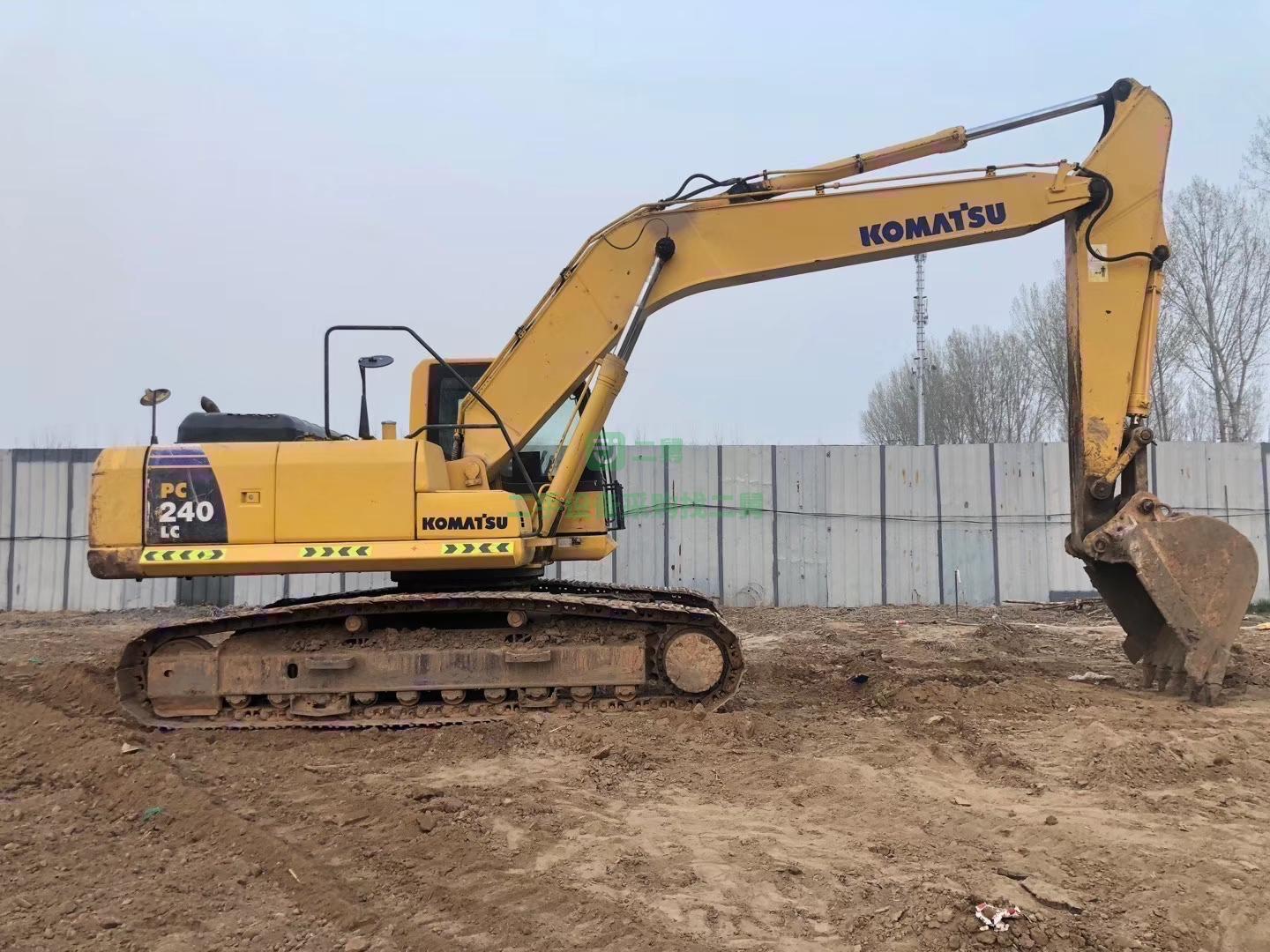 小松240-8挖掘機 工地干活車 性能免檢 支持試車看車 急售轉(zhuǎn)讓