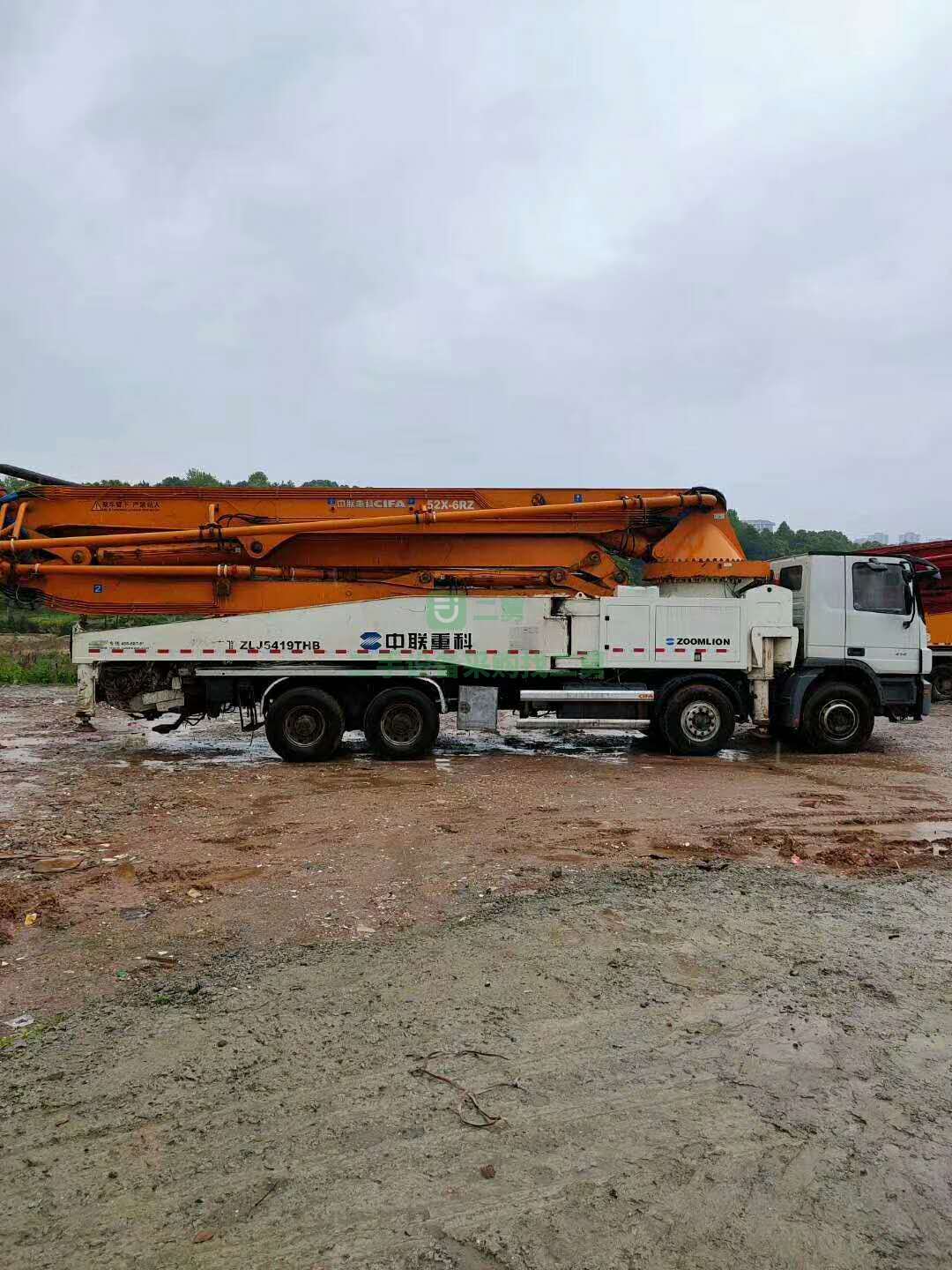 出售一臺(tái)13年出廠上牌中聯(lián)重科52米泵車