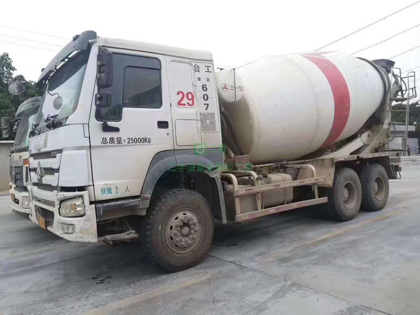 出售豪沃底盤三一上裝攪拌車，大12方14年12月份，15年干活，車況極品