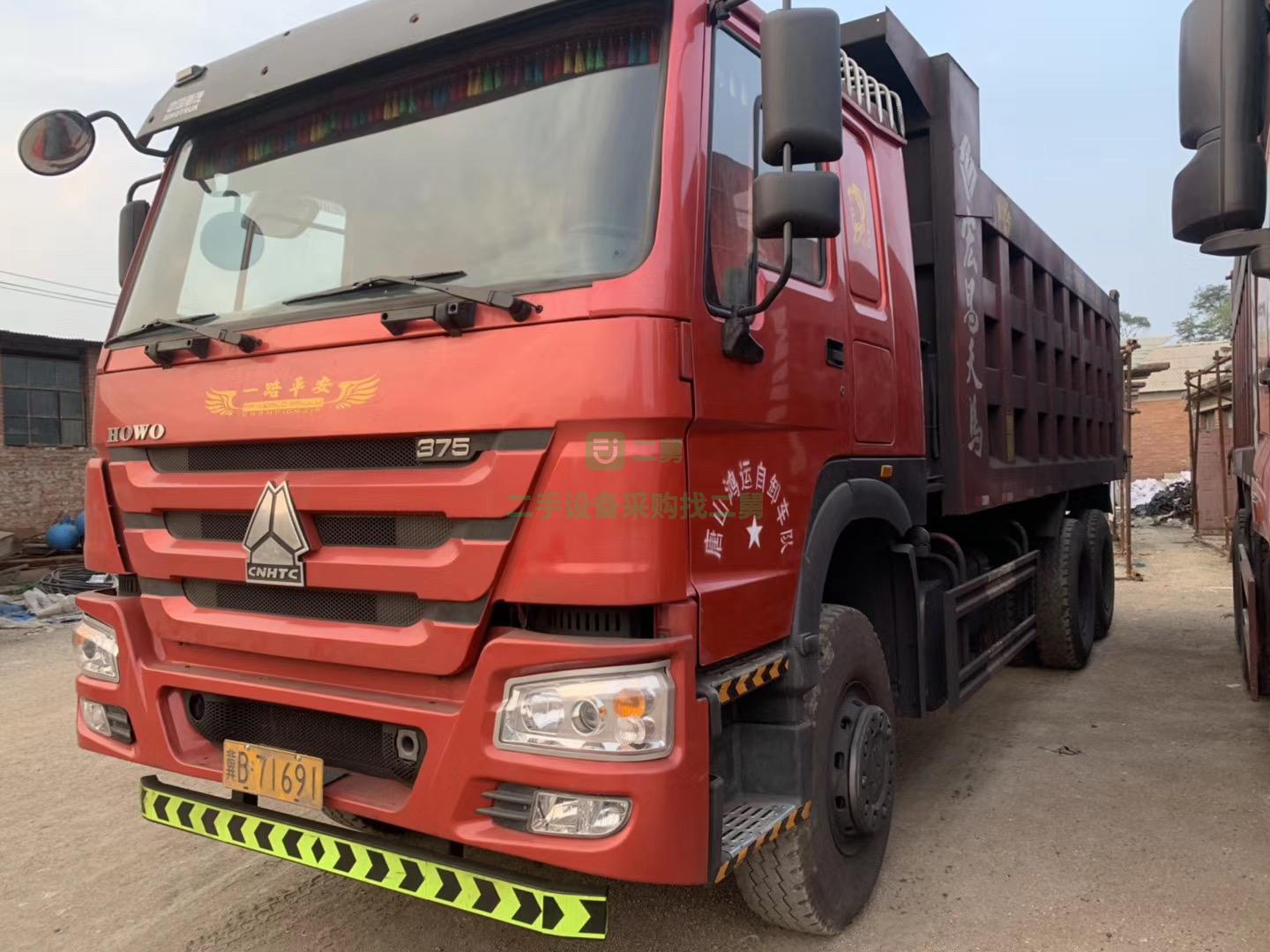 出售18年豪沃后八輪自卸車，無手續，箱長5米6到6米，礦山一體大箱