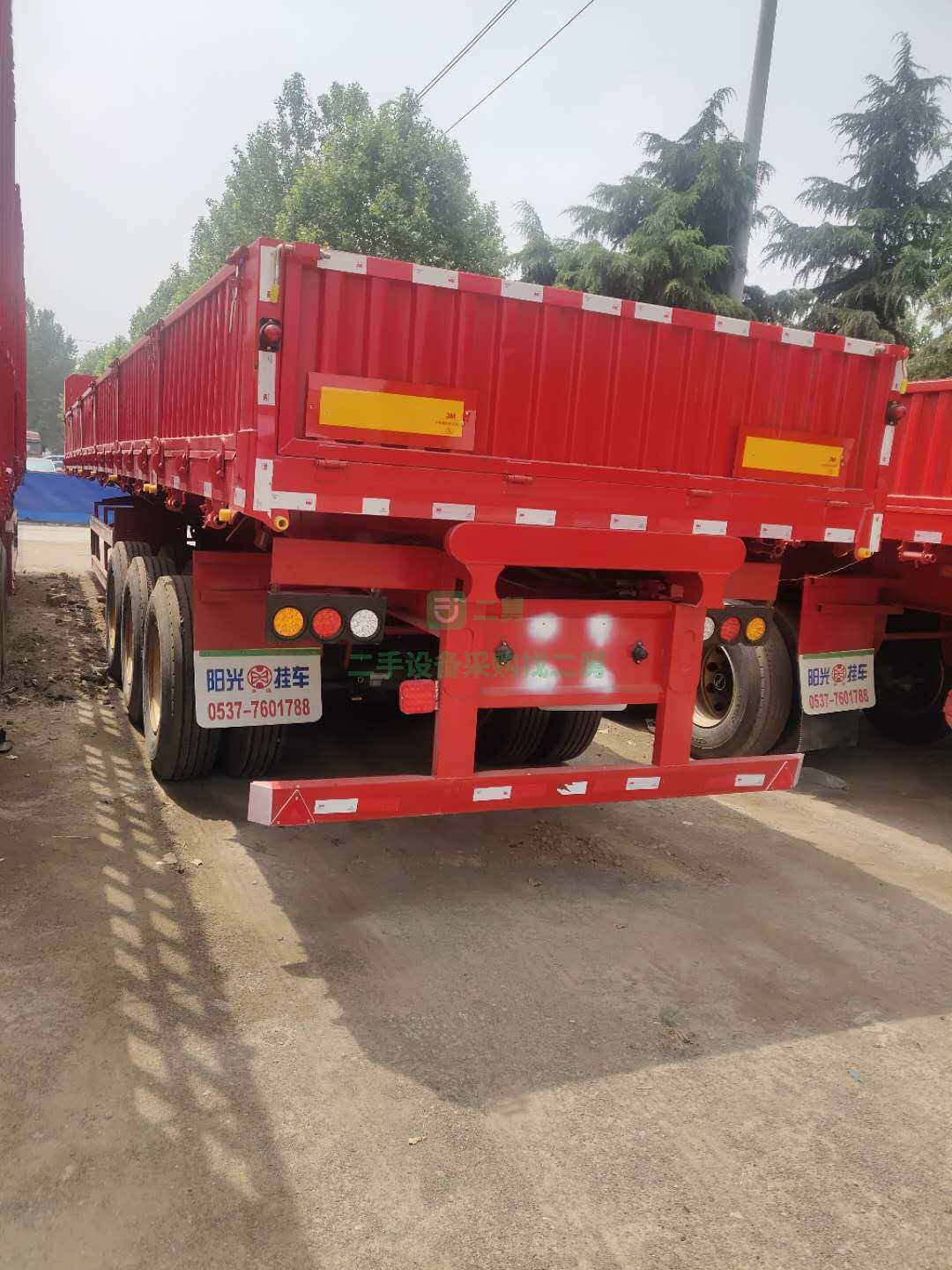 低價出售60高標箱輕體側翻半掛車