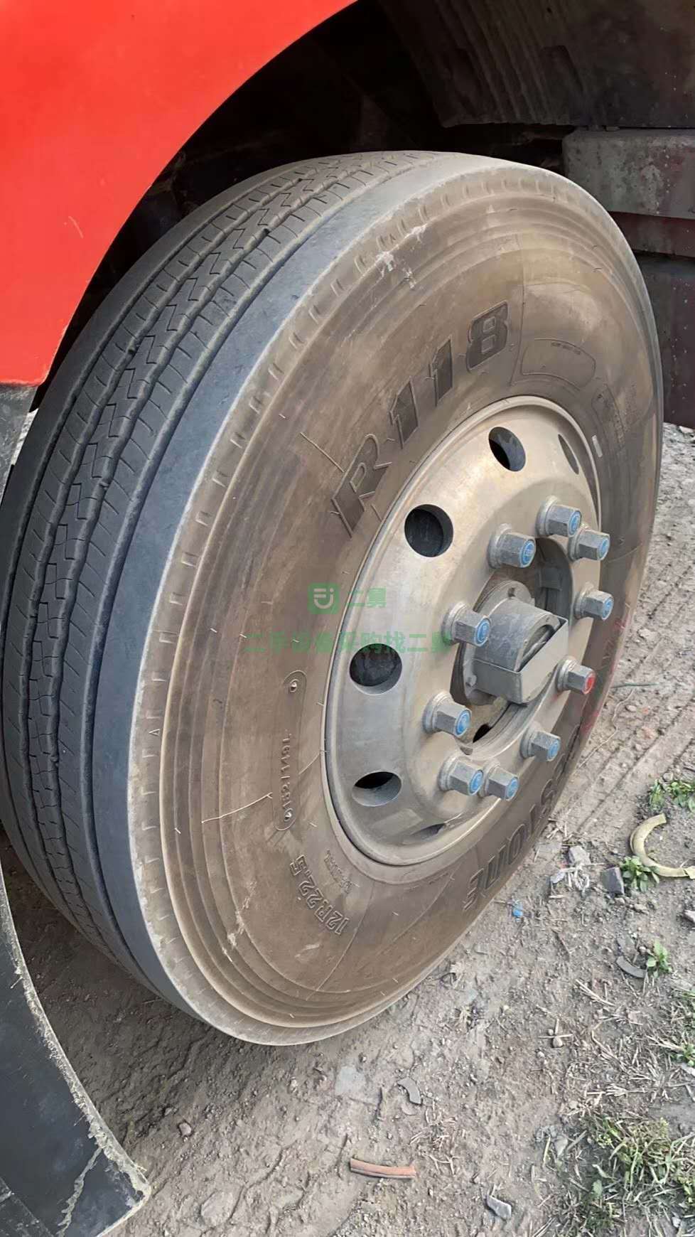 出售17年2月460馬力j6雙驅輕體牽引車，輪胎九成新