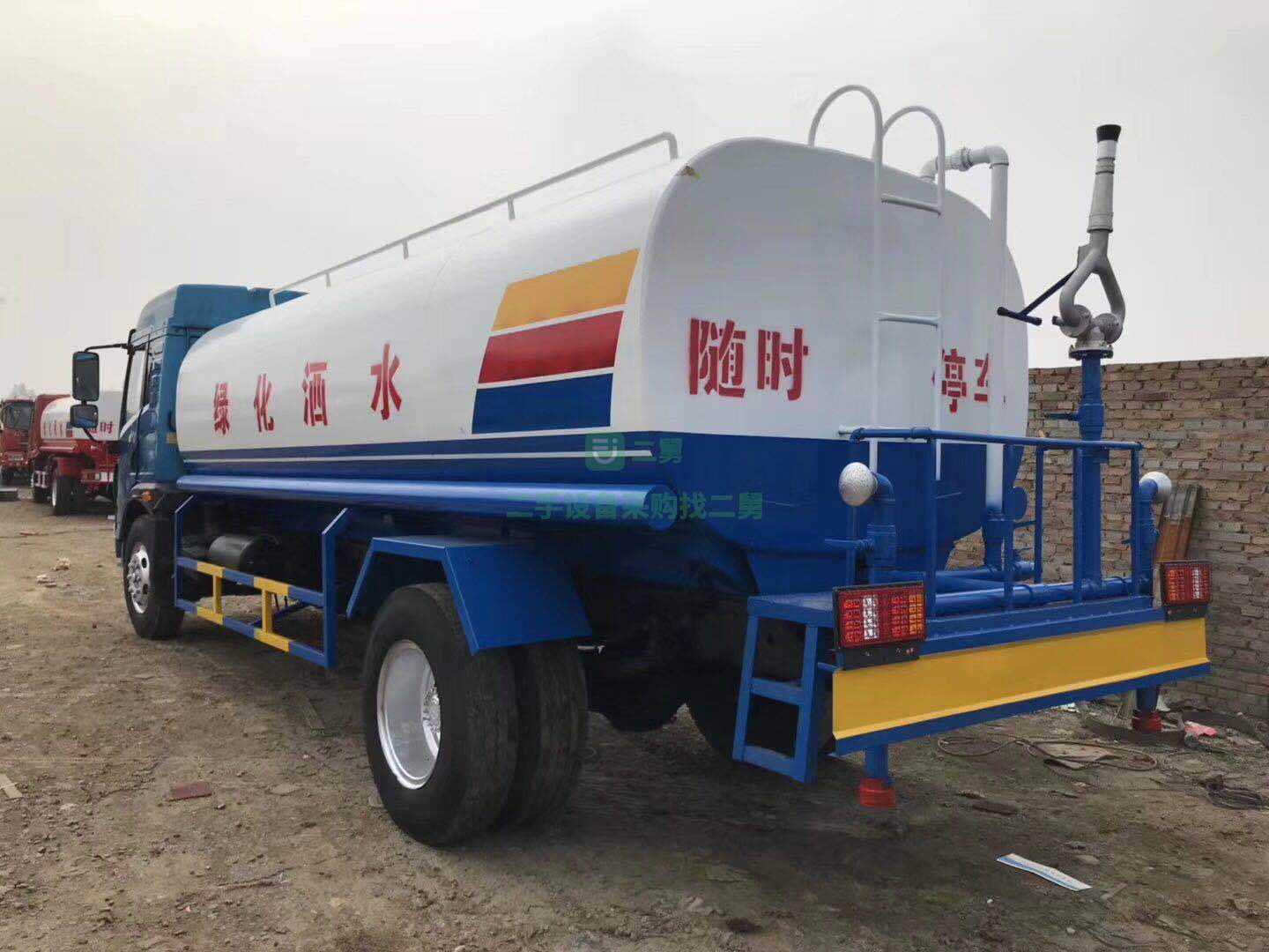 出售16年解放龍V15噸灑水車全新罐體