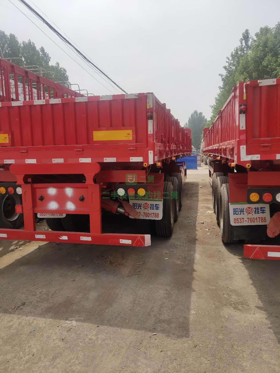 低價出售60高標箱輕體側翻半掛車