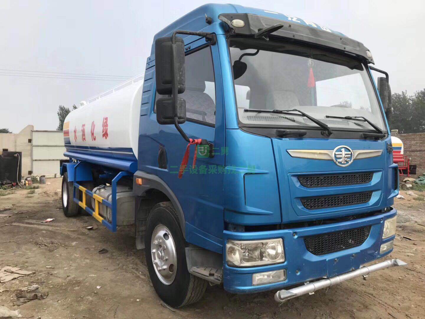 出售16年解放龍V15噸灑水車全新罐體