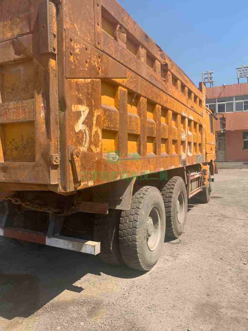 出售17年沒(méi)有手續(xù)5.8米德龍后八輪自卸車(chē)380馬力濰柴12速奔馳橋5.8米車(chē)廂