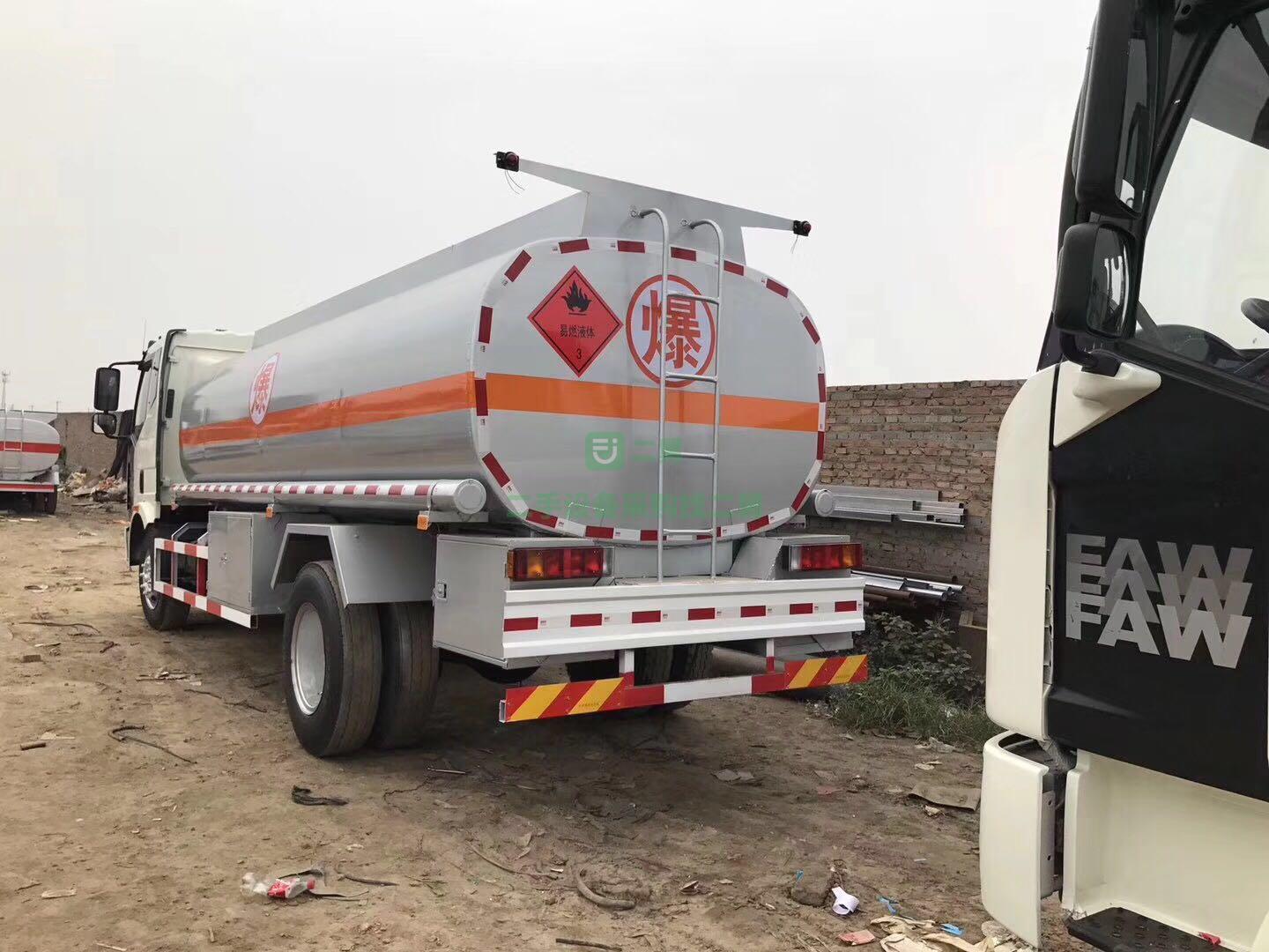 出售16年解放J_6 油罐車12噸罐體 配備全新罐體