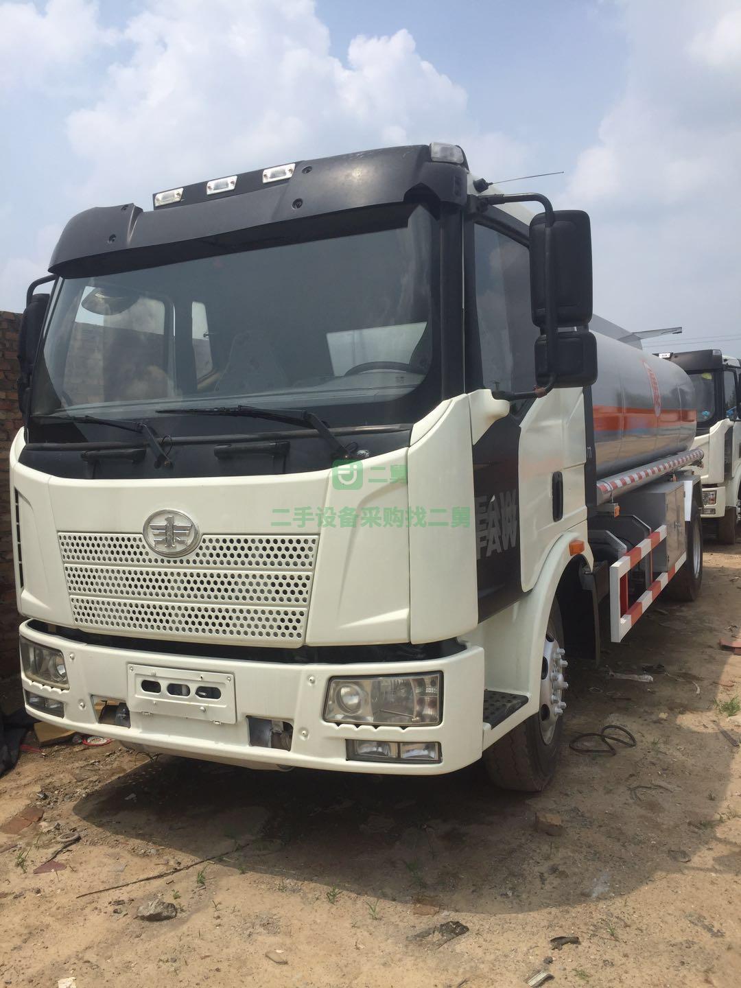 出售16年解放J_6 油罐車12噸罐體 配備全新罐體