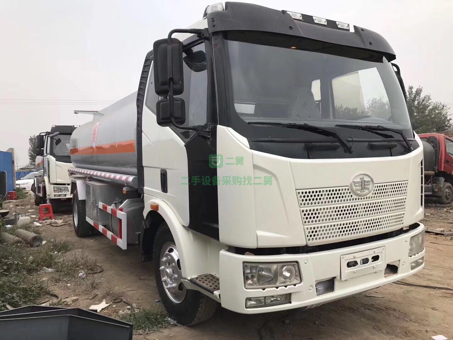 出售16年解放J_6 油罐車12噸罐體 配備全新罐體