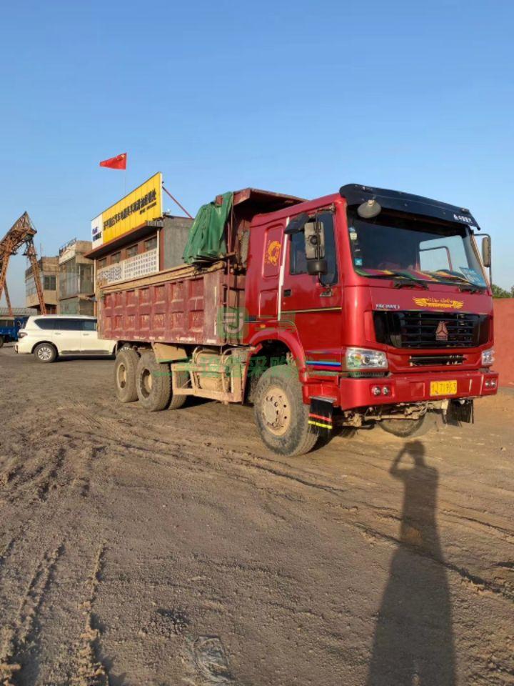 出售二手的12年的豪沃后八輪自卸車