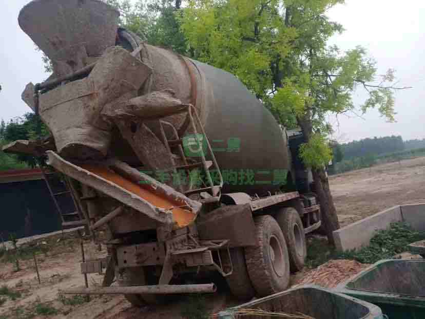 出售無手續(xù)一臺(tái)豪沃能拉12方攪拌車