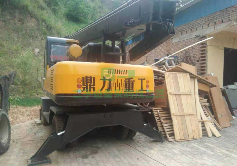 出售二手九成新以上的鼎力重工輪式四驅(qū)旋挖鉆