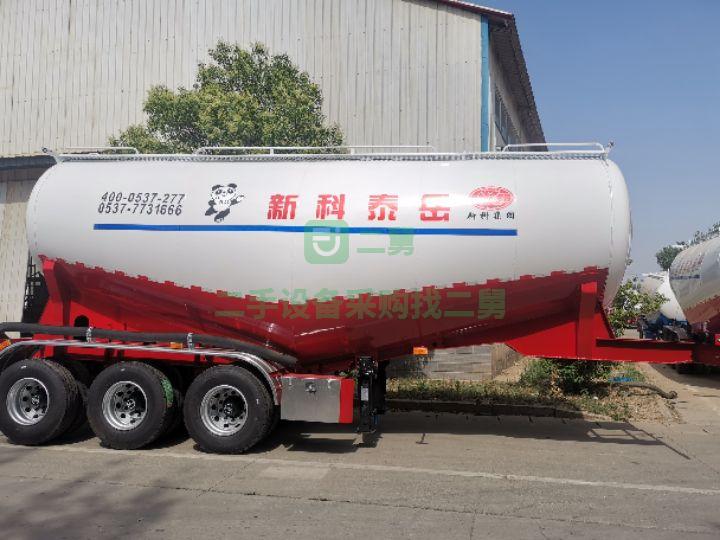 出售二手的九成新的新科泰岳散裝水泥下灰半掛車