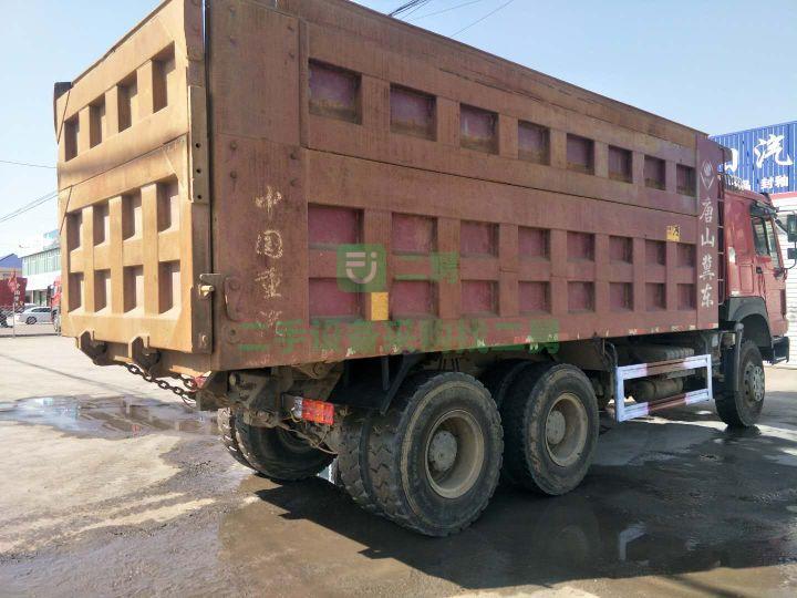 精品沒手續豪沃后八輪、14年5月出廠一六年底前買的積壓車、純6米大箱、底16邊14土方車出售