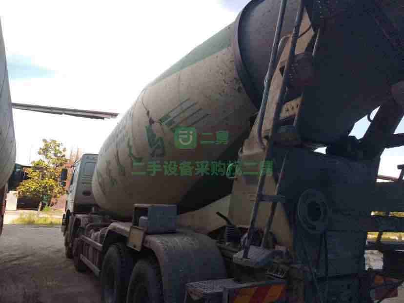 出售二手的14年豪沃大18方攪拌車，輪胎8成新，保險到明年，定金留車