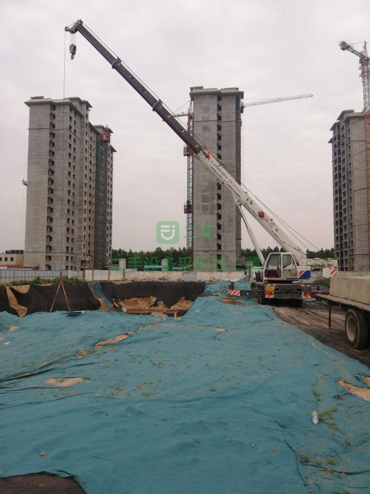出售八成新的中聯(lián)重科25噸吊車