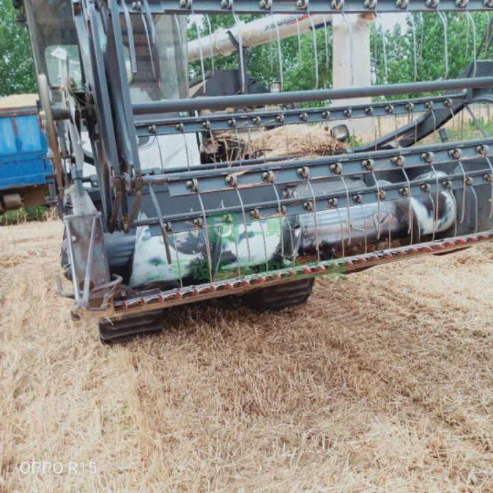 緊急出售一臺九成新久保田988收割機