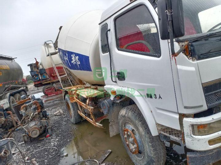 出售二手的16年東風攪拌車裸車