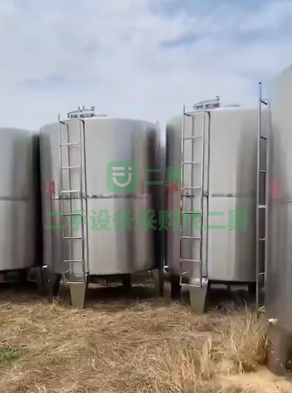 出售九九新的2噸3噸不銹鋼儲罐，干凈直接用