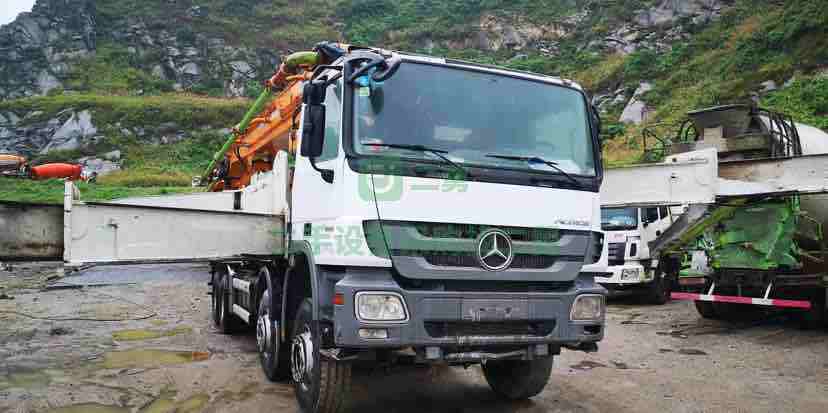 出售二手八成新的中聯(lián)奔馳52米泵車