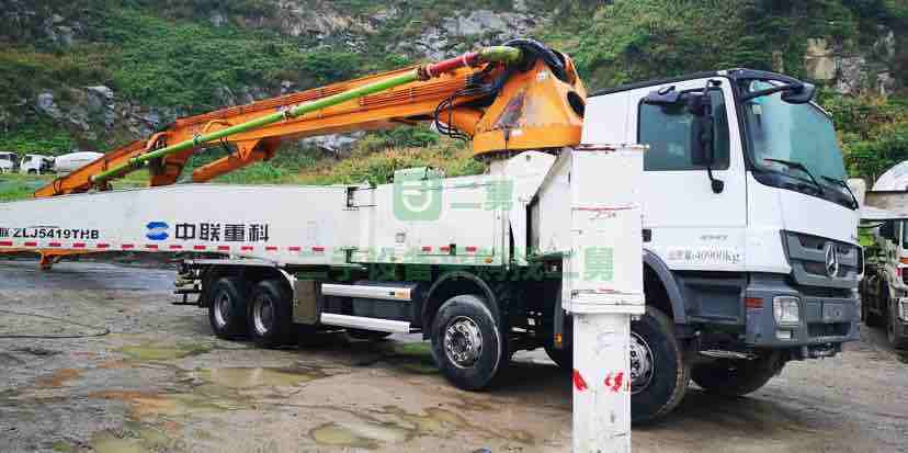 出售二手八成新的中聯(lián)奔馳52米泵車