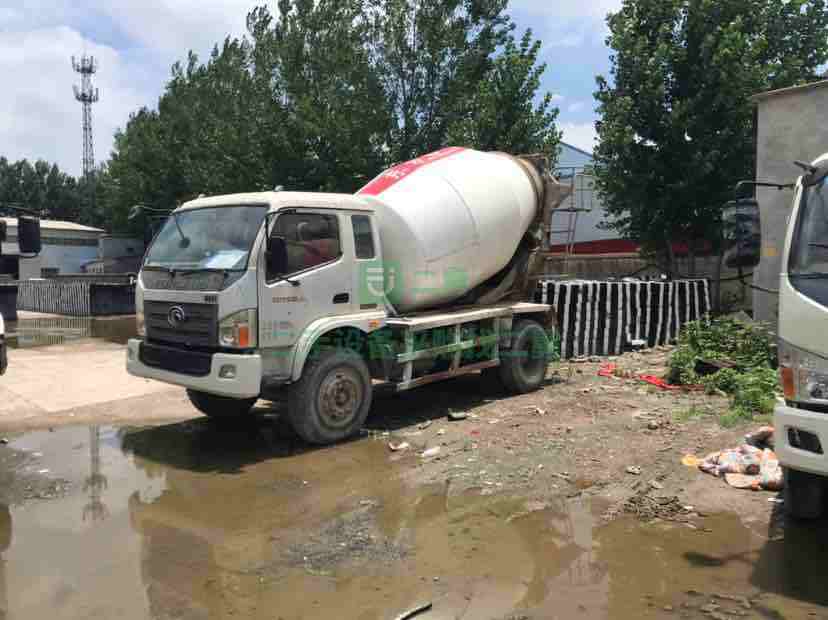 出售八成新的時代單橋6方攪拌車，153后橋進口減速機